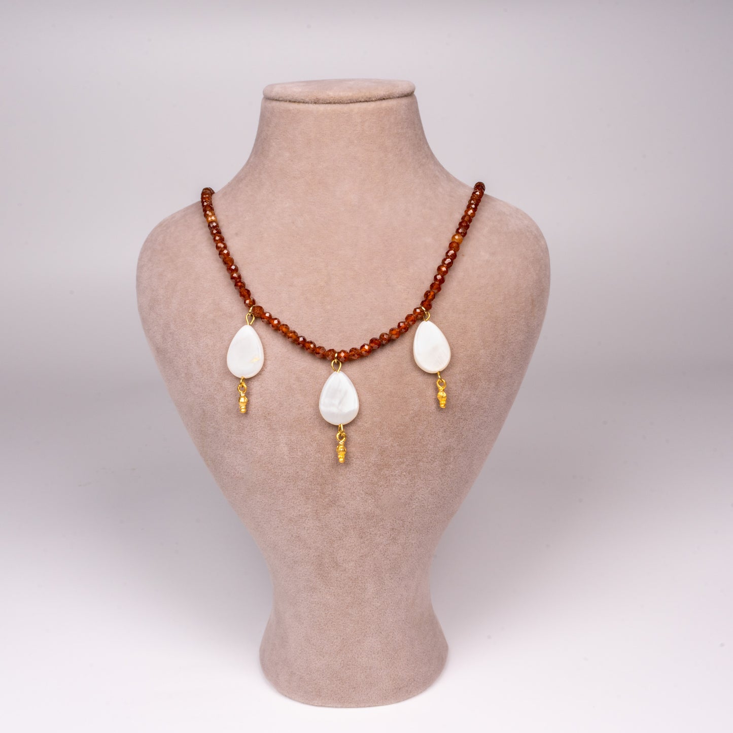 Hessonite garnet ve Sedef kolye