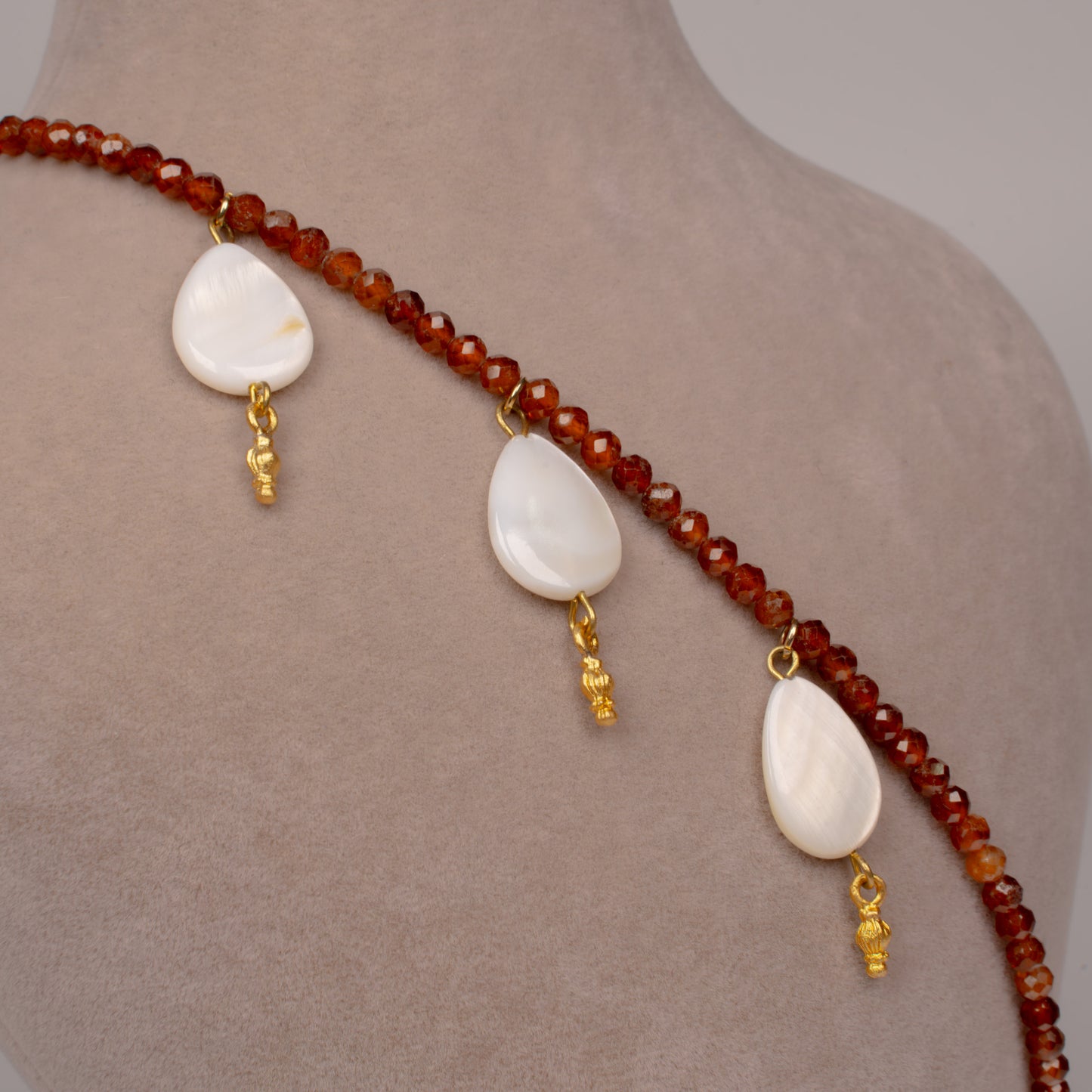 Hessonite garnet ve Sedef kolye